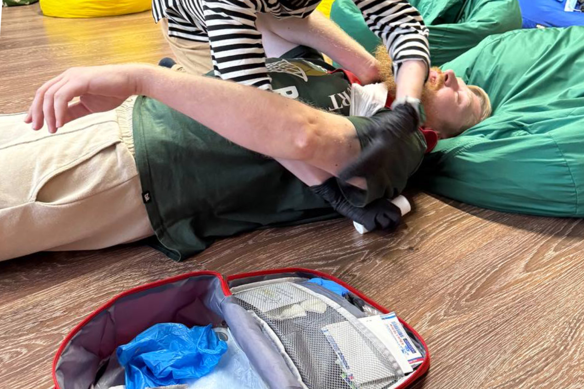 Фото с практического курса по первой помощи