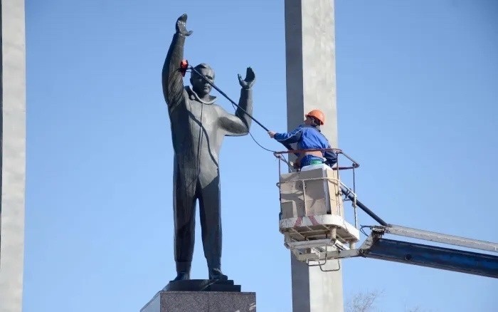    Сезонная очистка памятников началась в Оренбурге