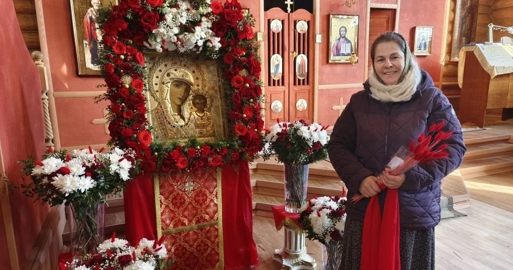 Какая Матерь Божия красивая и нарядная.Пришла в Храм Царица Небесная.Благодарю всех кто принимал участие в этом благом деле.За всех будем мо