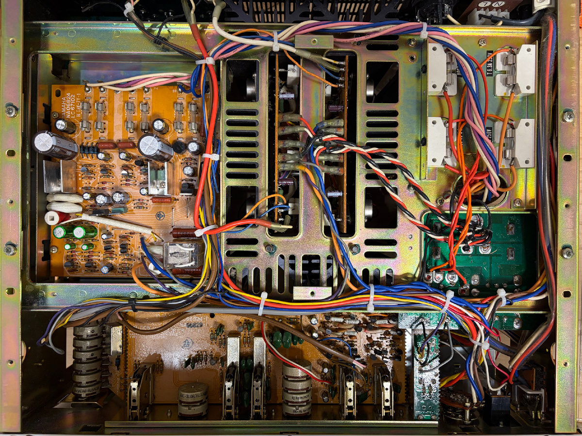 Yamaha CA-1010, вид изнутри со стороны нижней крышки