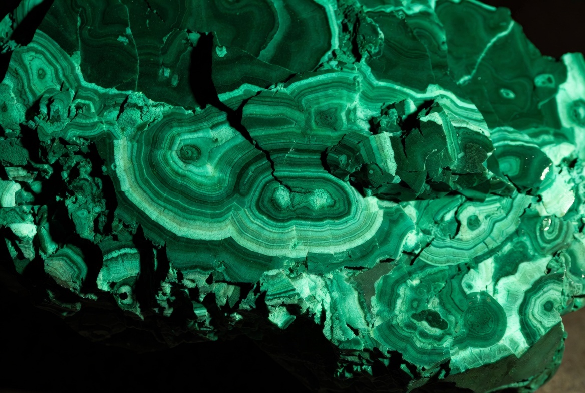 Малахит — камень с зелёными узорами. В древности его боялись, а в России облицовывали им дворцы.