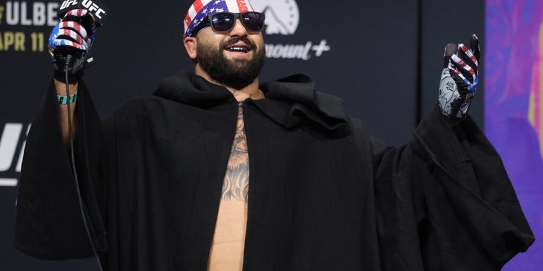 Театр одного актера: бывший американский футболист затмил всех бойцов перед UFC 327. Кто такой Джош Хокит?