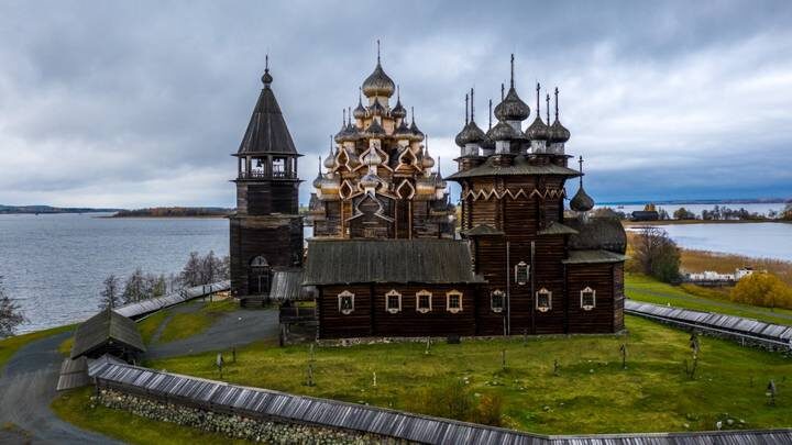  Ансамбль Кижского погоста включает в себя колокольню, Преображенскую и Покровскую церкви, а также полностью воссозданную ограду / Фото: Илья Тимин / РИА Новости