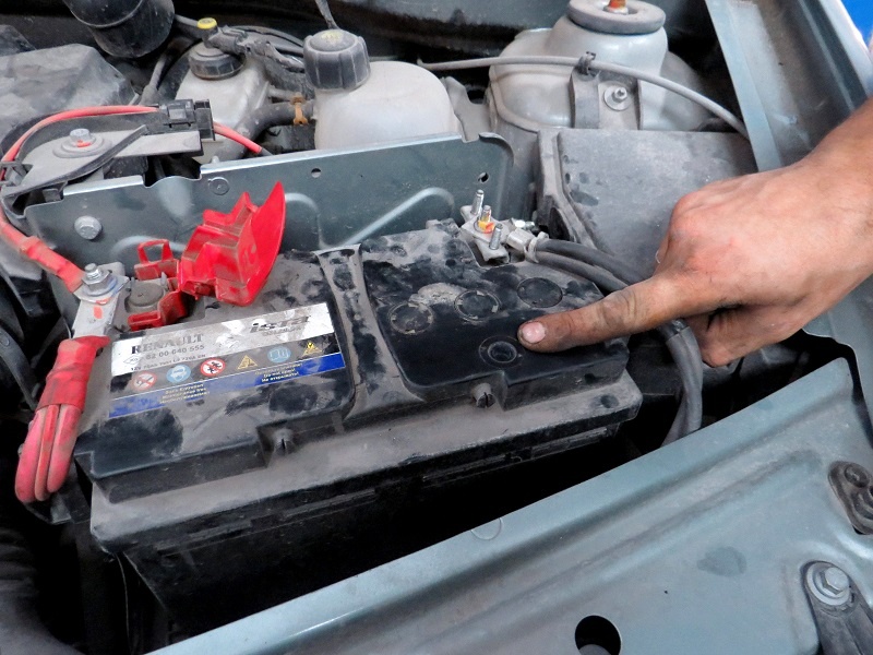 Стал запускать двигатель и только треск и щелчкиФото с https://brat-domkrat.ru/files/2018/08/akb-sel.jpg