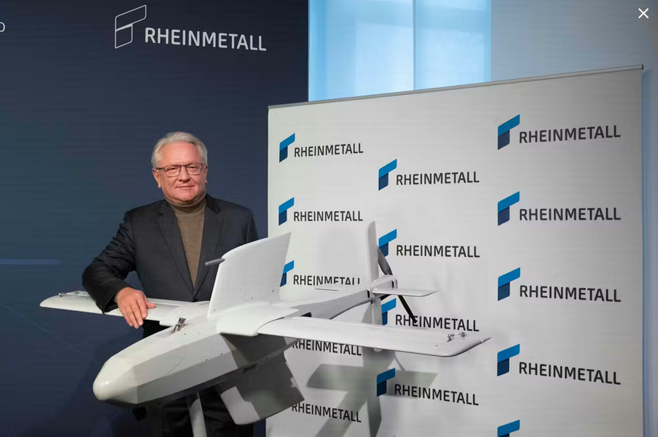 Генеральный директор Rheinmetall Армин Паппергер с моделью беспилотника-камикадзе