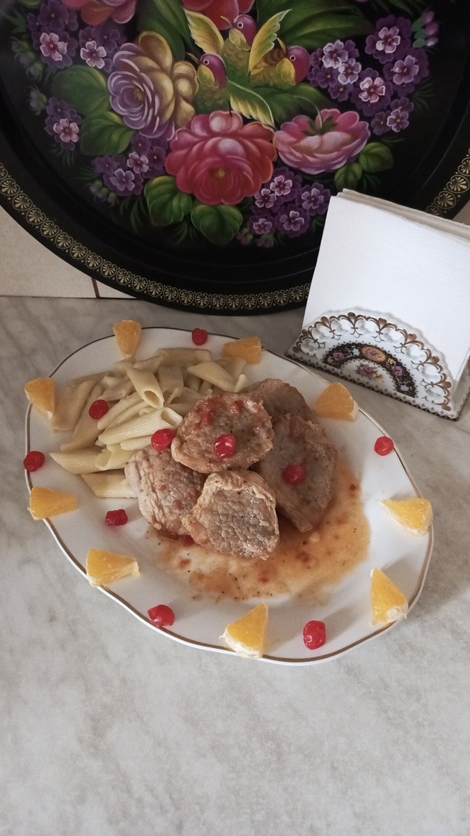 Медальоны из свинины с макаронами на гарнир - на сервировочном блюде. Фото автора.