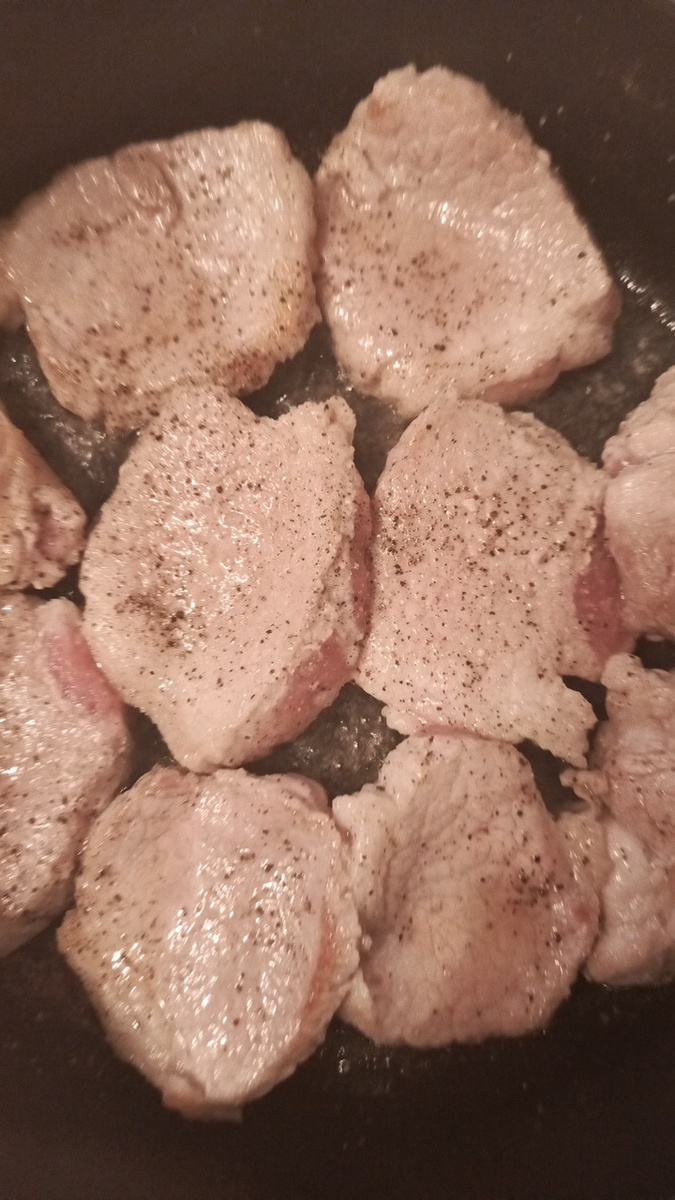 Обжарить кусочки свинины, нарезанные в форме круга, овала. Фото автора.