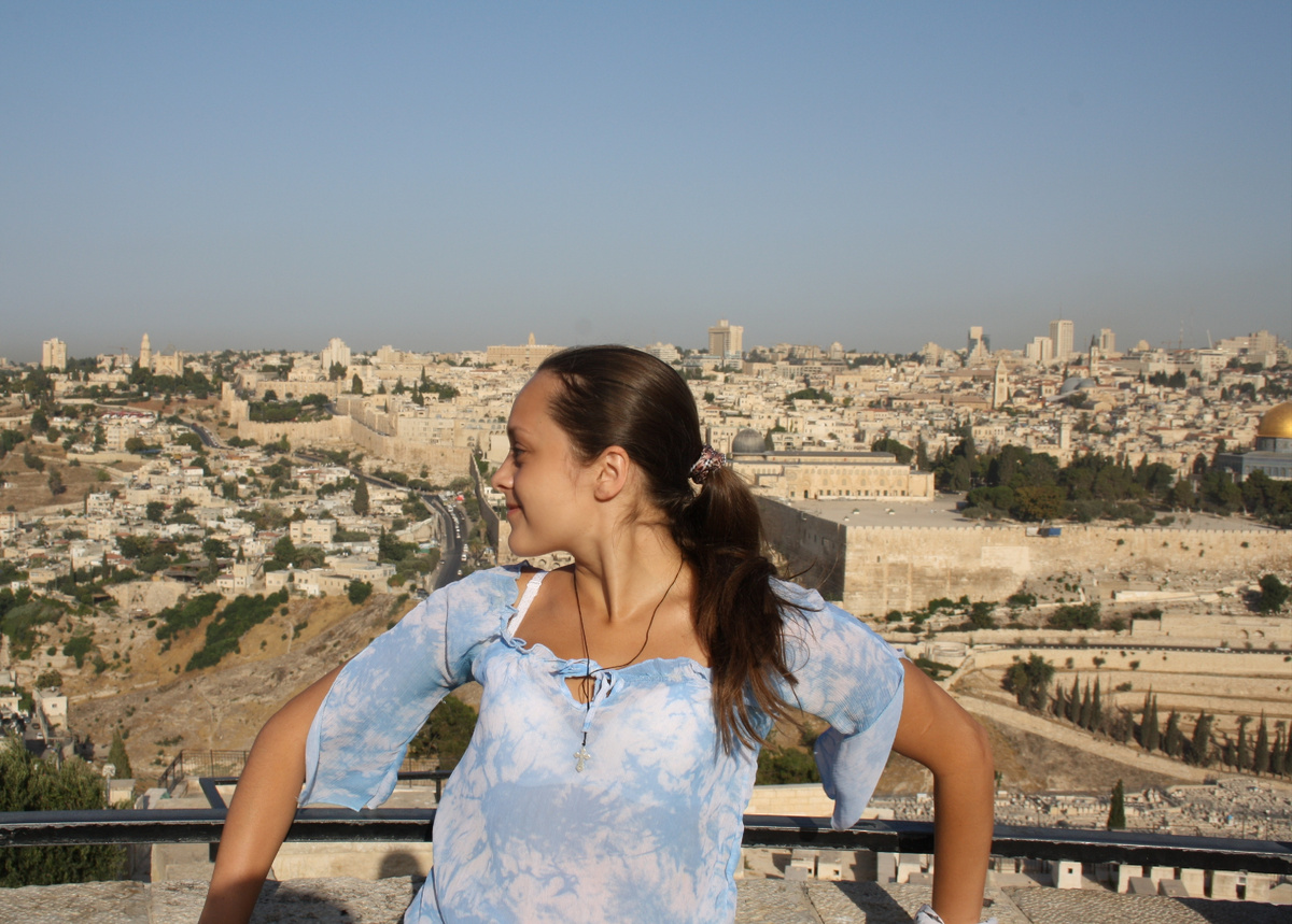 Панорама Иерусалима и Стена Плача за спиной. Главная святыня иудаизма и древний город на холмах.