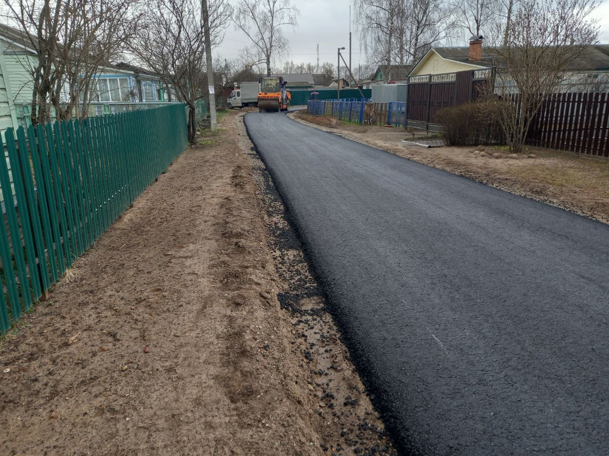 Это асфальт ещё до конечной обработки. Сегодня бока просыпали песком и разравняли. Но я не сфоткала сегодня((