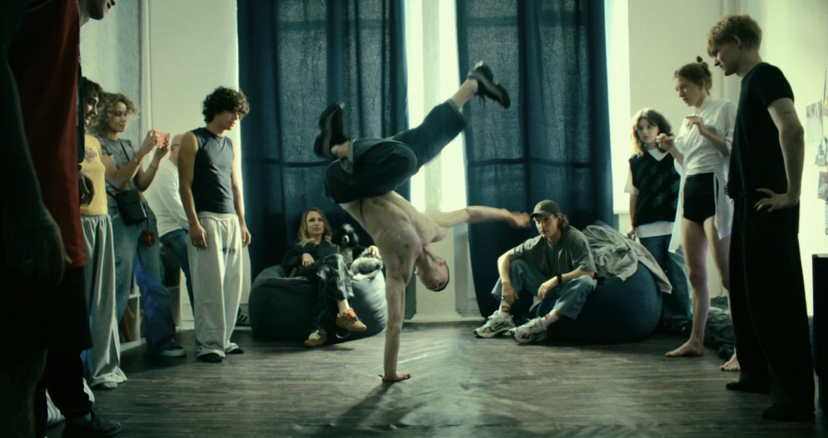    Кадр из фильма «Пока небо смотрит»