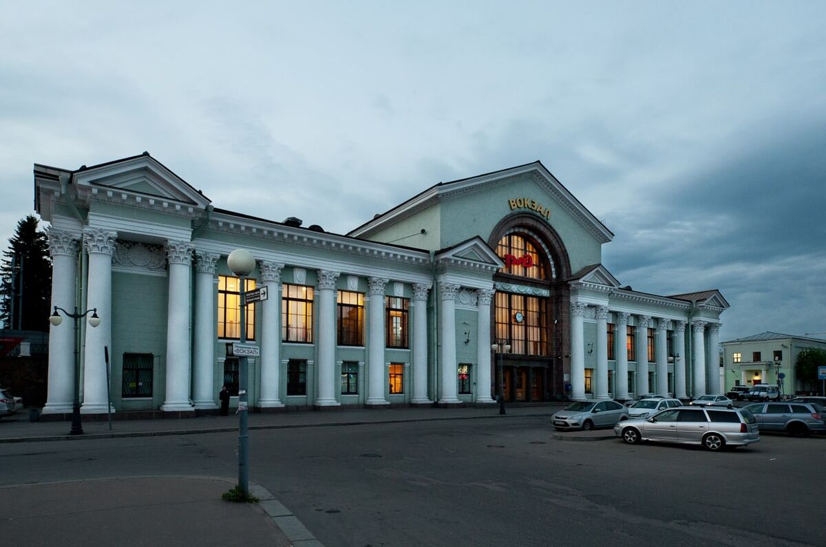 Вокзал Выборга. Справа комендатура ВОСО ж.д. станции Выборг.