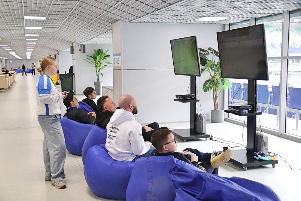 Любители компьютерных игр, могли провести время перед большими экранами, играя в виртуальные футбольные матчи.