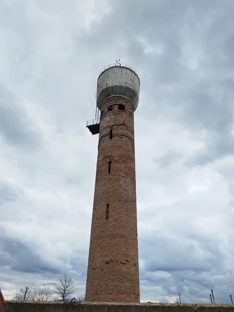 Водонапорная башня. Вид с питомника растений "Фортуна грин".