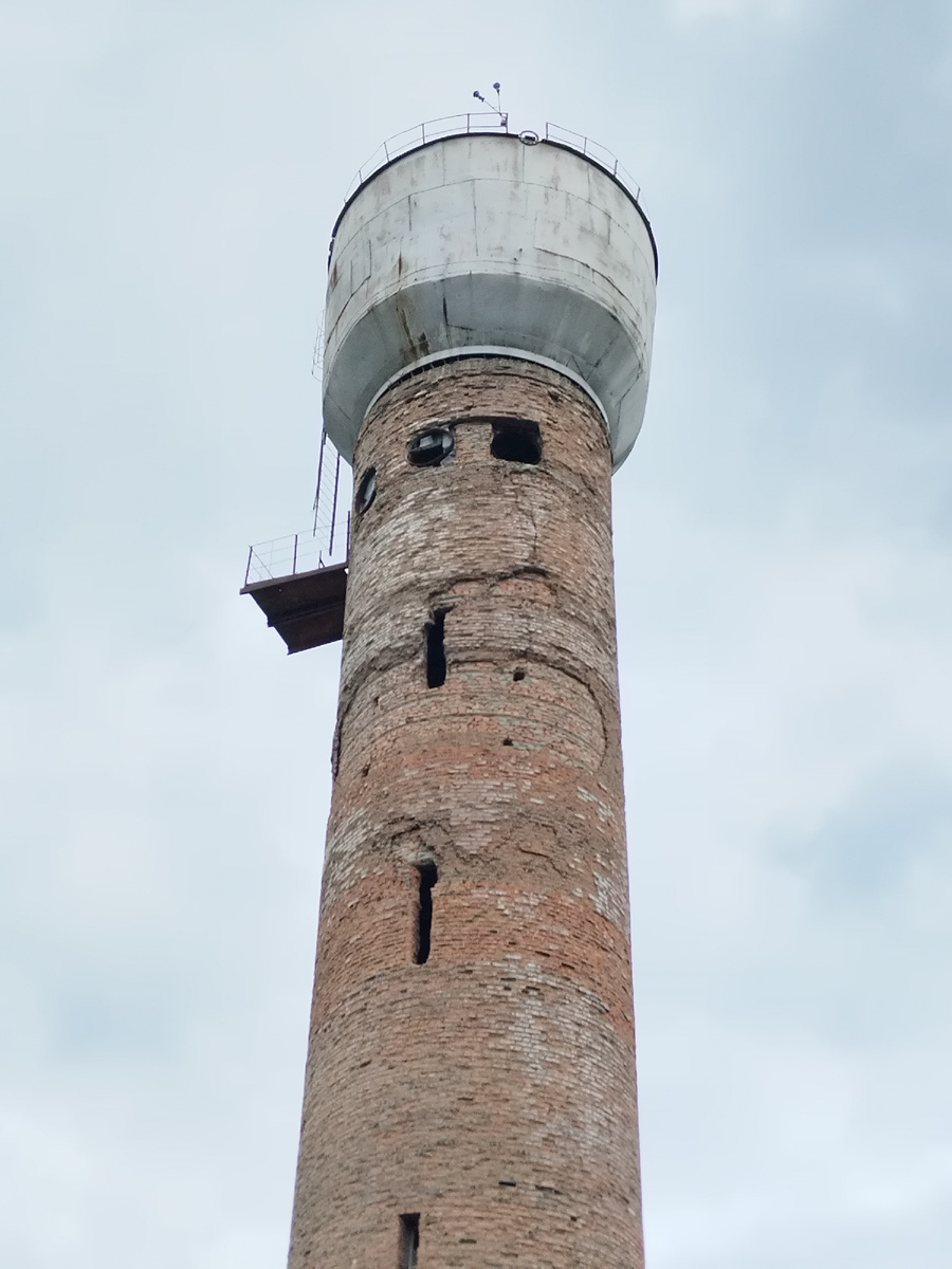 Узкие прямоугольные окошки.