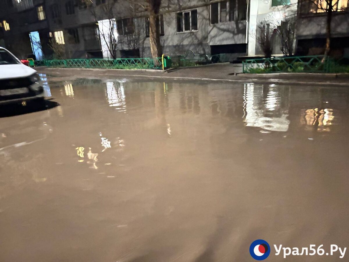    В Оренбурге ливень и гроза: Часть города тонет, другая — горит, а еще одна осталась без света
