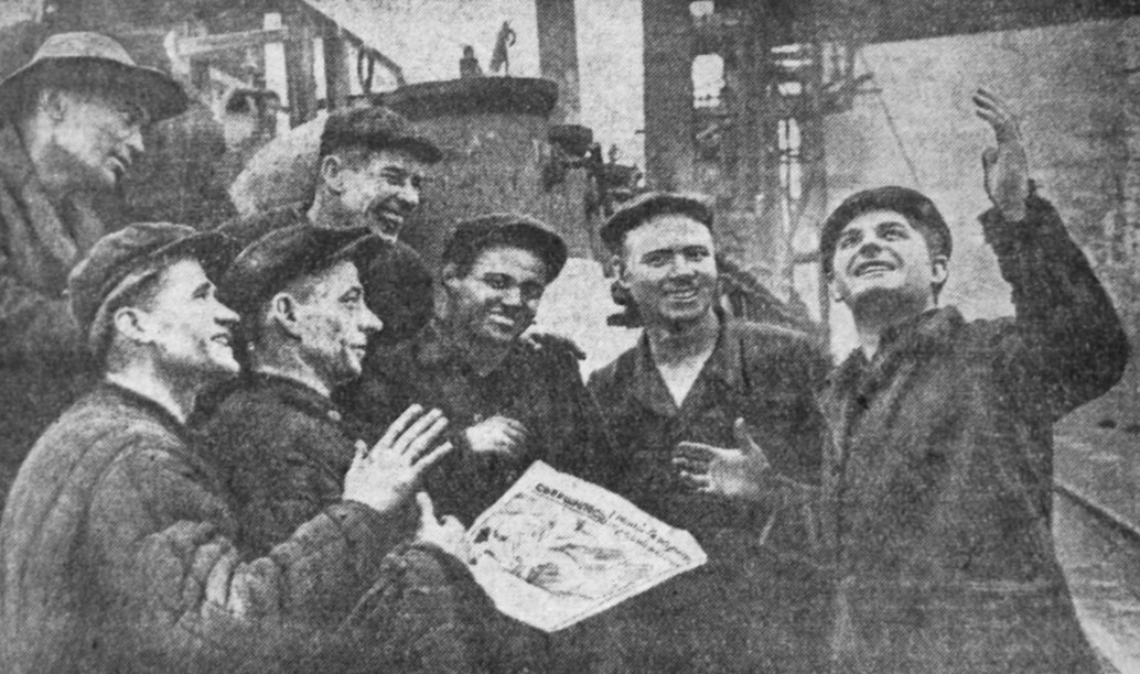 Виктор Осипов, рабочий Калининградского коксогазового завода, радостно говорит своим товарищам: «Это замечательно: отныне путь в космос открыт!»