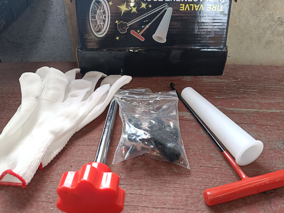 Набор инструментов для замены воздушного вентиля колеса автомобиля