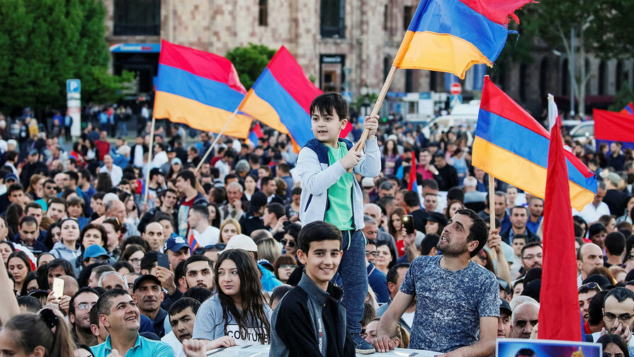 Сторонники армянского оппозиционного лидера Никола Пашиняна во время митинга в центре Еревана, 1 мая 2018 года / Gleb Garanich/Reuters   📷