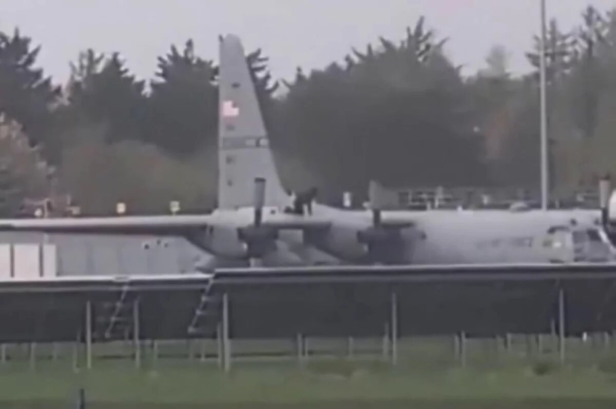    В ирландском аэропорту мужчина повредил фюзеляж военного самолета США