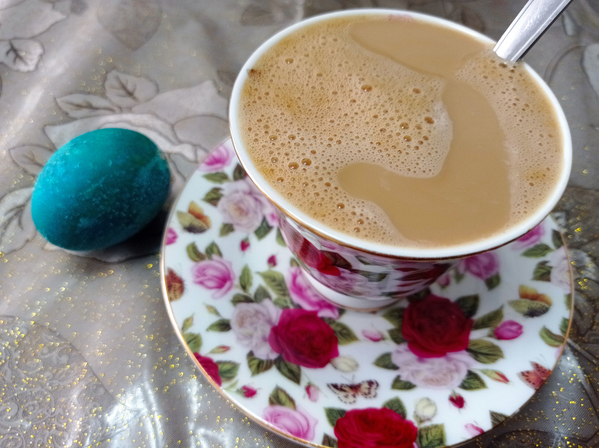 Вот так выглядит сильное сокращение порций в моём понимании: капучино и пасхальное яйцо