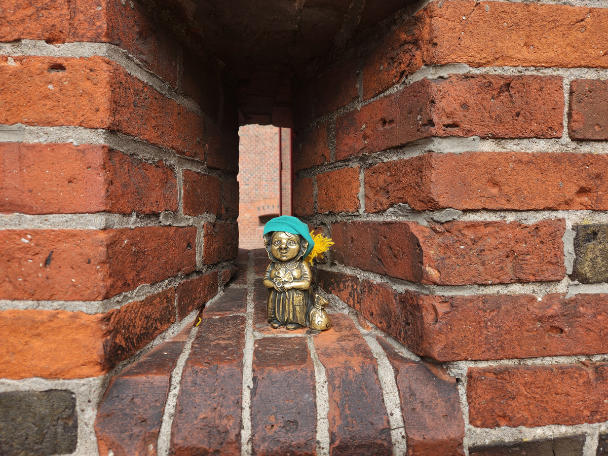 Бабушка Марта у Музея янтаря