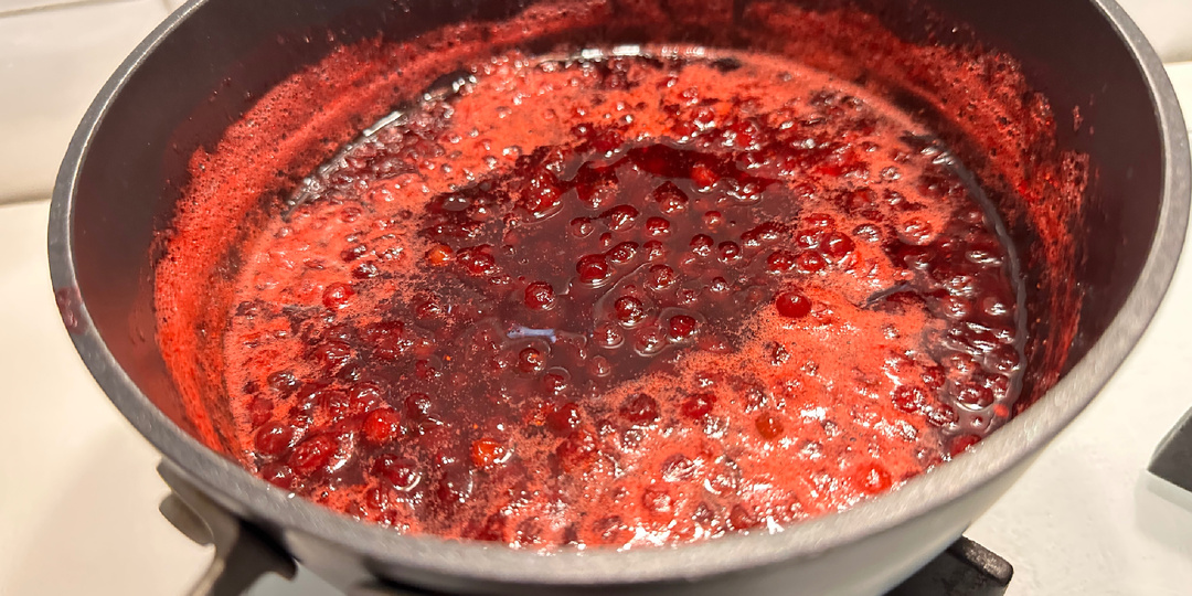 Брусничный соус для любых блюд. От мяса до мороженного и сыра. Рецепт за 15 минут