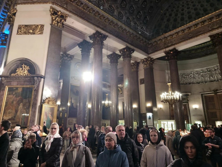     Прихожане собираются в соборе. Фото: МК в Питере/Наталья Ефимова