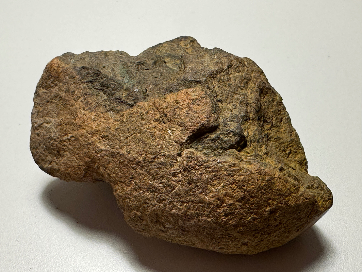 Максимально подробный гид по поиску метеоритов с Minelab Manticore. Разбор технологий, настройки на разные типы грунта, таблицы VDI и профессиональные секреты от «Дяди с прибором».
