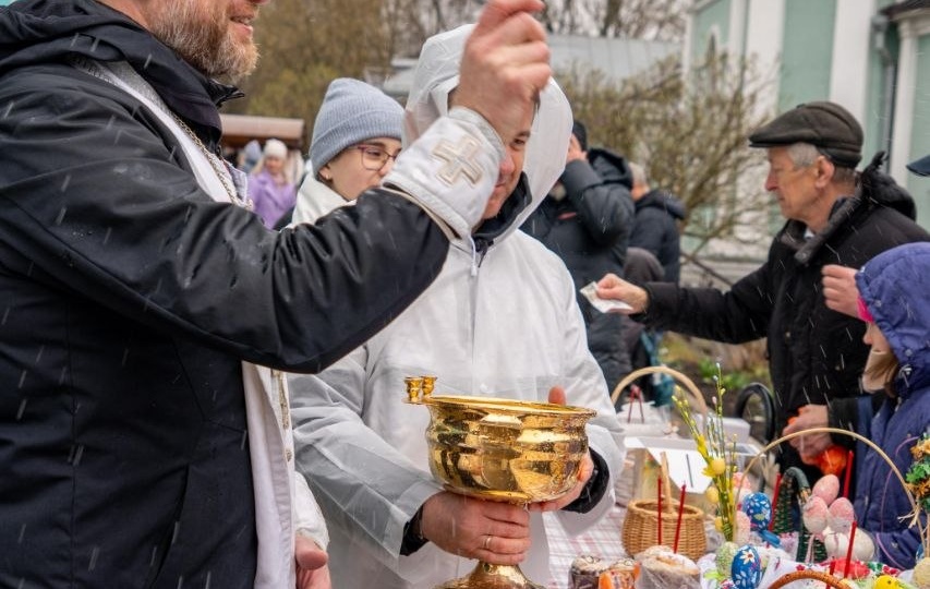 Три часа дежурства сегодняшнего дня по освящению куличей