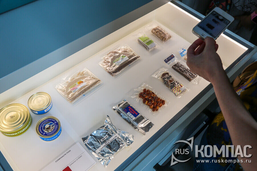 Это витрина из центра «Космонавтика и авиация» на ВДНХ