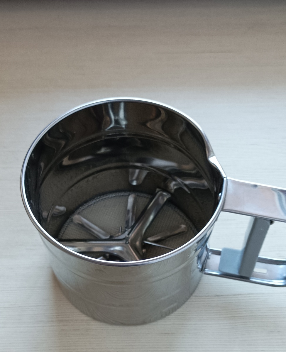 Новая, но, как видите, немного помята. 50р, работает. У меня как раз такая сломалась. И свою я на озоне аж за 400 брала! 