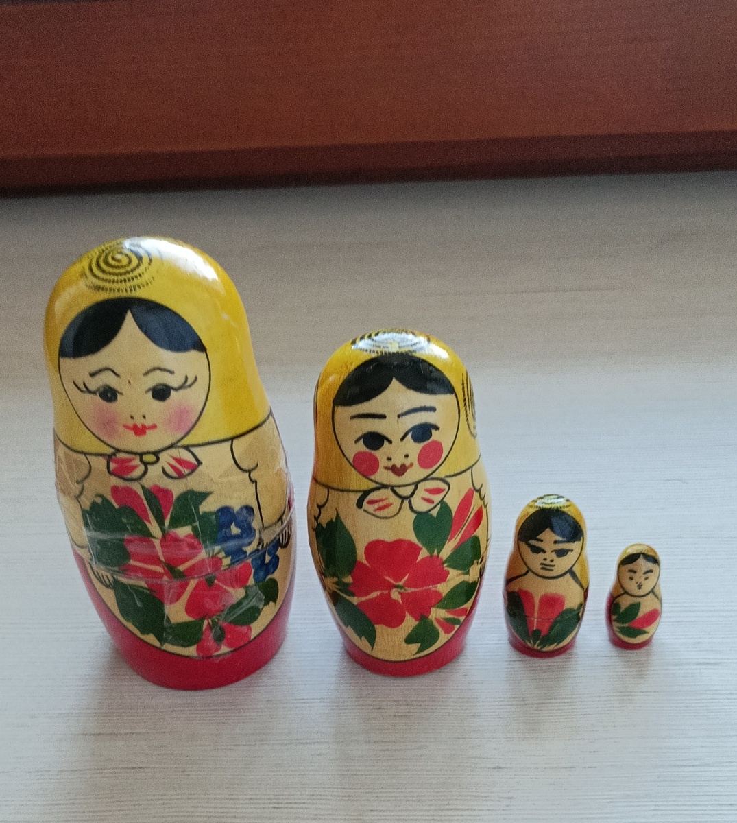 Верхняя треснута и заклеена скотчем. Но это заклею нормально клеем. Их тут тоже продают дорого. 10р халява. 