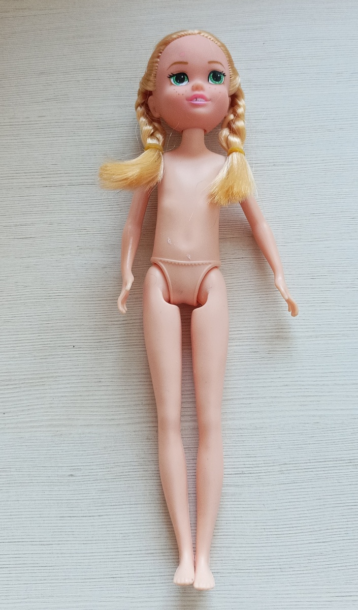 Симпатичная конопатая куколка без одежки. Одежек у нас таких много, пусть будет до коллекции) 
