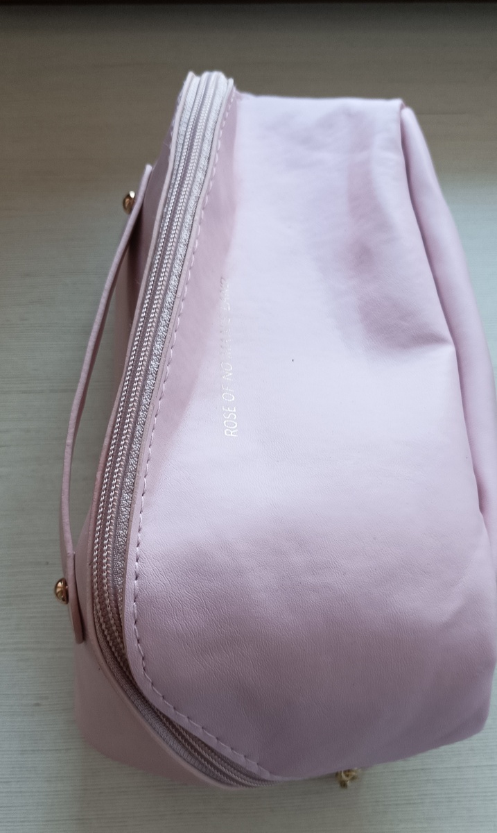 Косметичка, можно для мыльно-рыльного. 