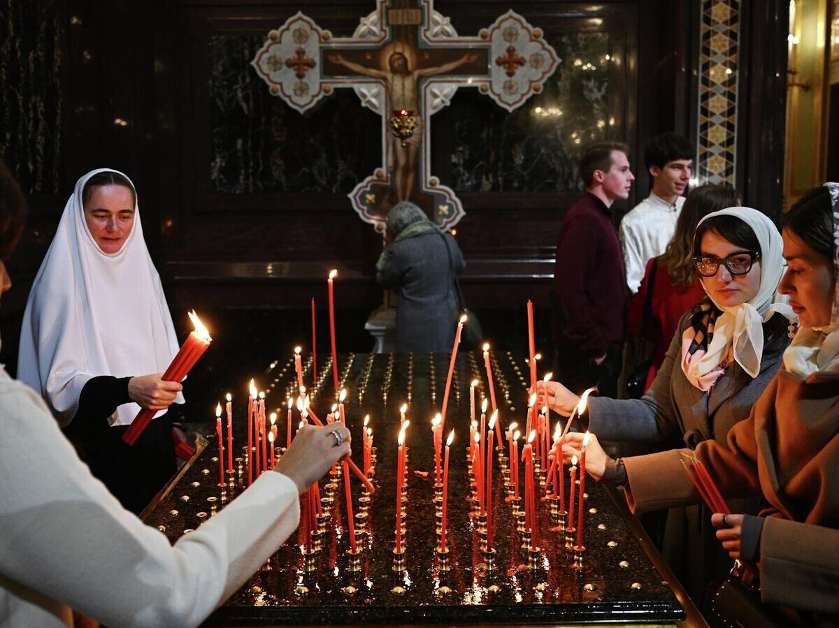    Тысячи человек в ожидании пасхального богослужения в храме Христа Спасителя | © РИА Новости