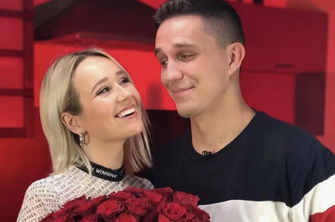 Как 10-летняя дружба Клавы Коки и Димы Масленникова закончилась помолвкой