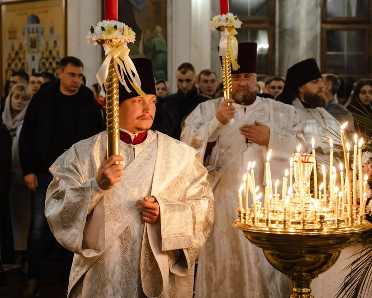     Александр Хинштейн поздравил курян с Пасхой
