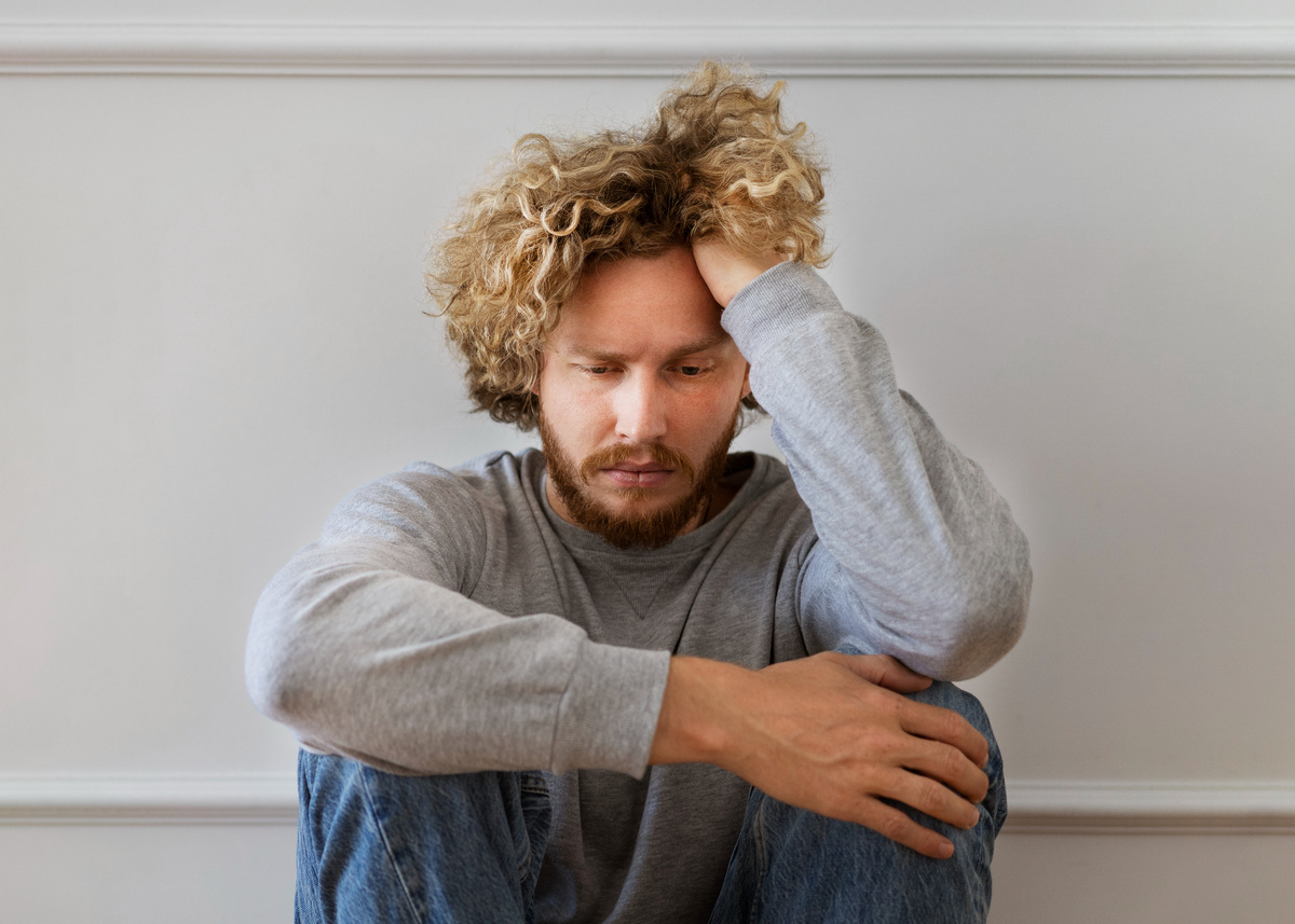 https://ru.freepik.com/free-photo/front-view-anxious-man-sitting-floor_27830444.htm#fromView=search&page=1&position=11&uuid=85d0e8c8-9219-471c-ab08-bd7925fe32bc&query=%D0%B3%D1%80%D1%83%D1%81%D1%82%D0%BD%D1%8B%D0%B9+%D1%87%D0%B5%D0%BB%D0%BE%D0%B2%D0%B5%D0%BA