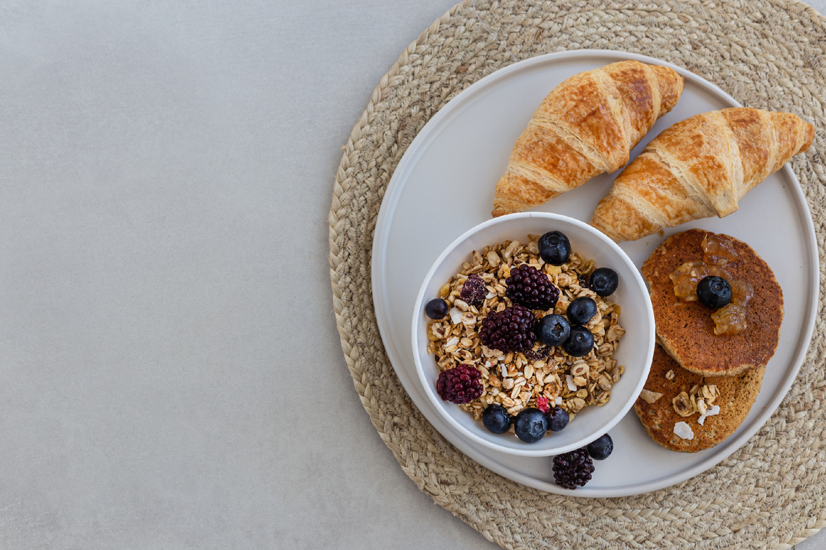 https://ru.freepik.com/free-photo/top-view-pastry-products-tray-with-olive-nuts-trivet-white-background-horizontal-space-text_8860050.htm#fromView=search&page=1&position=1&uuid=5adf83da-1958-4a0f-b749-03a623dfcacf&query=%D0%B7%D0%B0%D0%B2%D1%82%D1%80%D0%B0%D0%BA