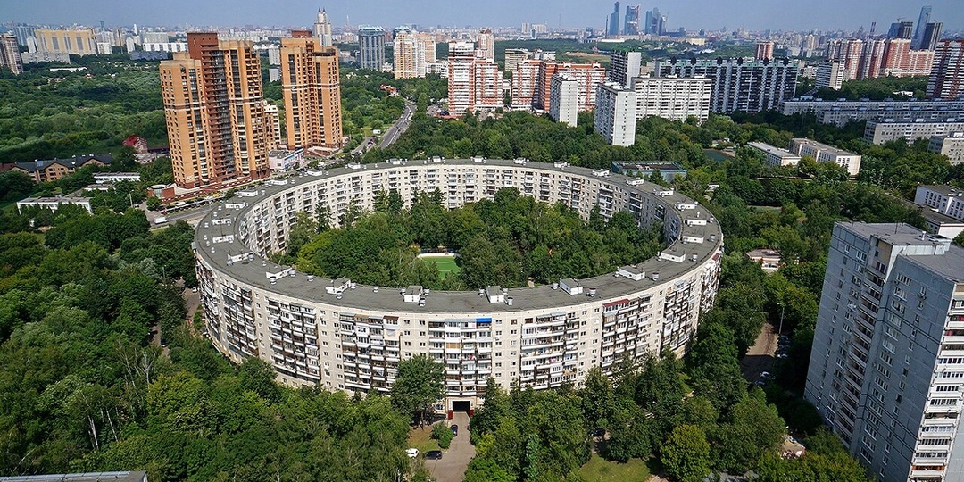 Дом-бублик на Довженко: как советские архитекторы построили Москву «круглой» и почему у них это не вышло