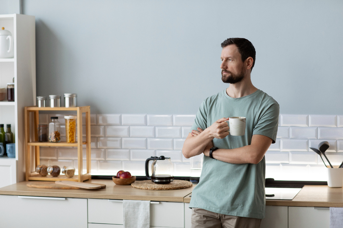 https://ru.freepik.com/free-photo/man-drinking-coffee-kitchen_26133560.htm#fromView=search&page=1&position=0&uuid=100826bd-1923-4e4a-85cf-2158623d0fd0&query=%D0%BC%D1%83%D0%B6%D1%87%D0%B8%D0%BD%D0%B0+%D0%BD%D0%B0+%D0%BA%D1%83%D1%85%D0%BD%D0%B5