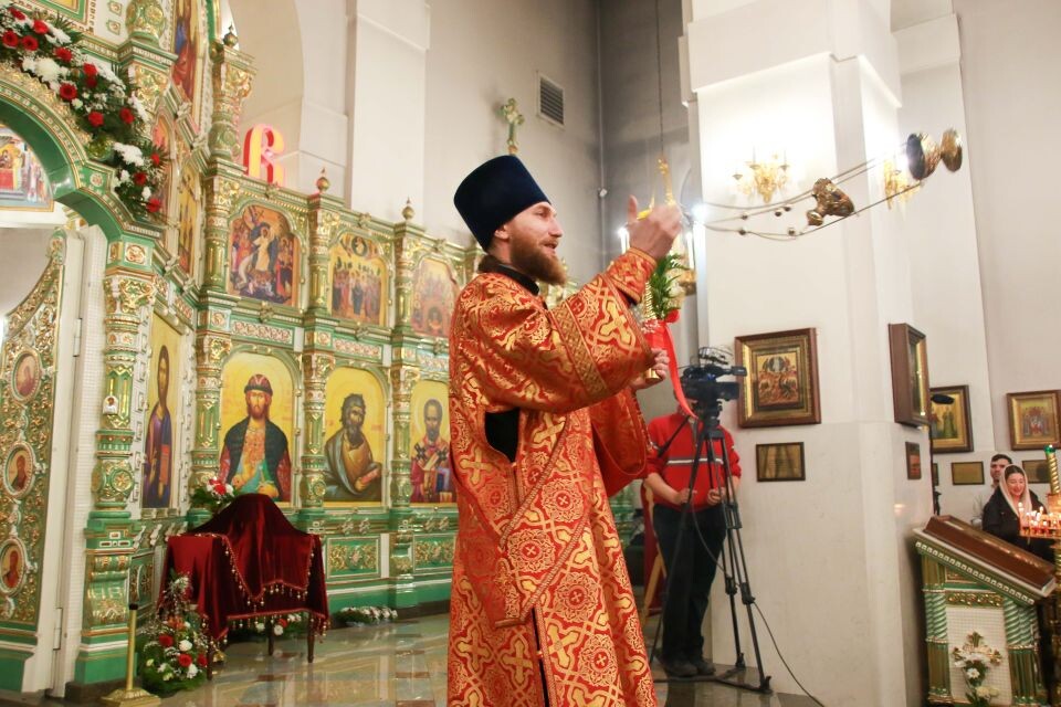    Пасхальное богослужение в Александро-Невском соборе. Источник: Виталий Барабаш/"Толк"