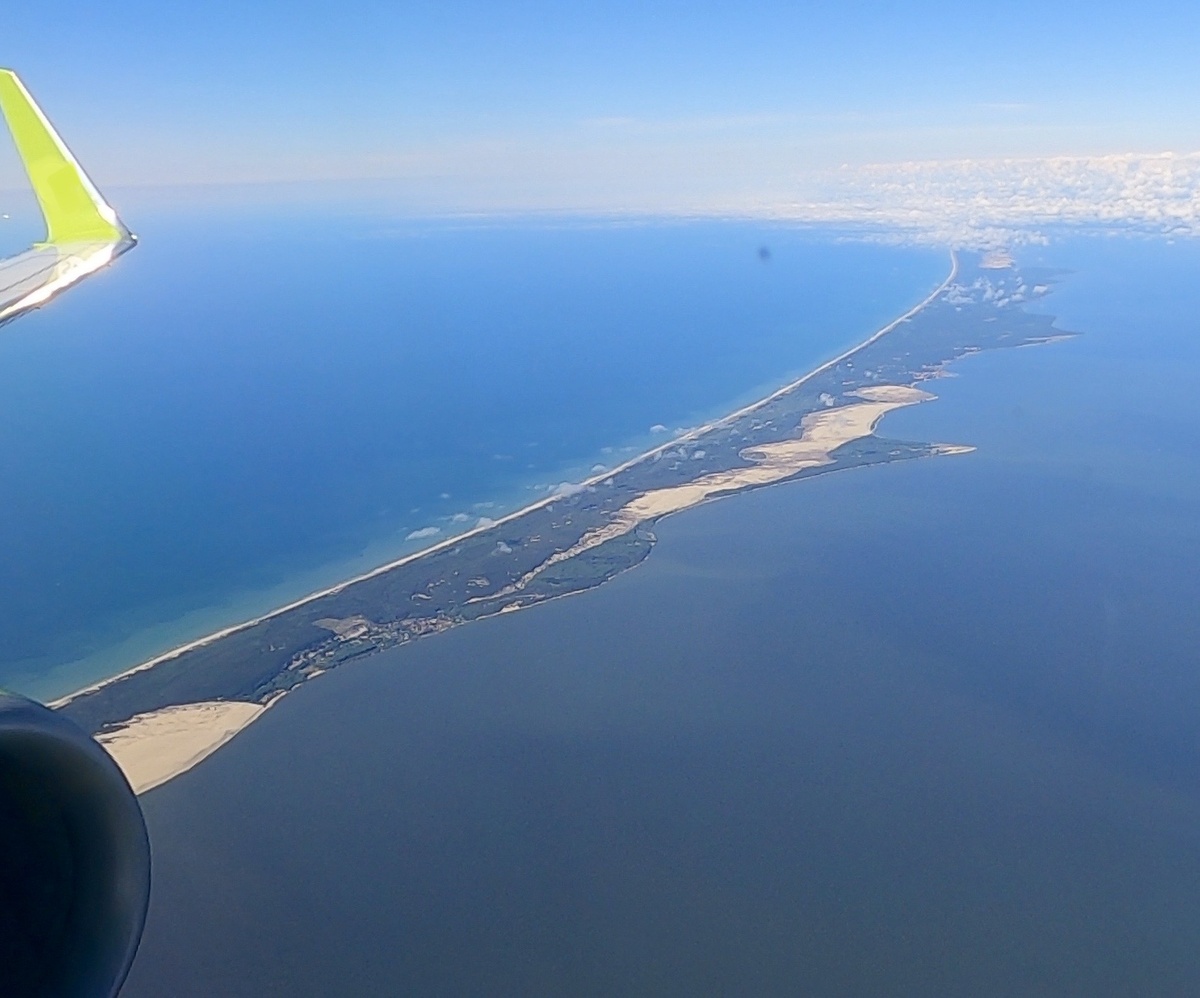 Куршская коса с самолёта. Фото: Кирилл Кулаков с сайта https://commons.wikimedia.org/