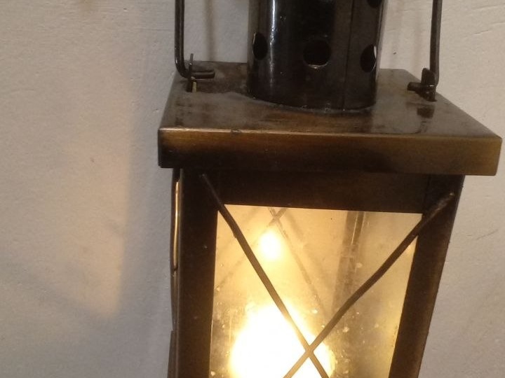 Благодатный огонь привезли из Иерусалима в Москву - и в наш храм привезли