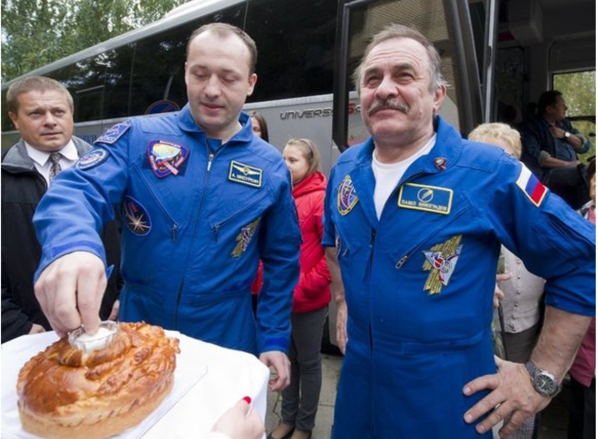   Космонавты 36-ой экспедиции на МКC Александр Мисуркин и Павел Виноградов (справа) в Звёздном городке после приземления / Фото: пресс-служба ЦПК