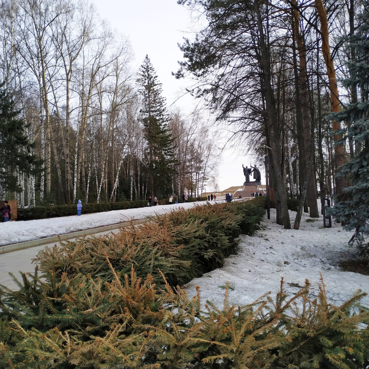 Лагерный сад, Томск. Центральная аллея и мемориал. Фото автора.