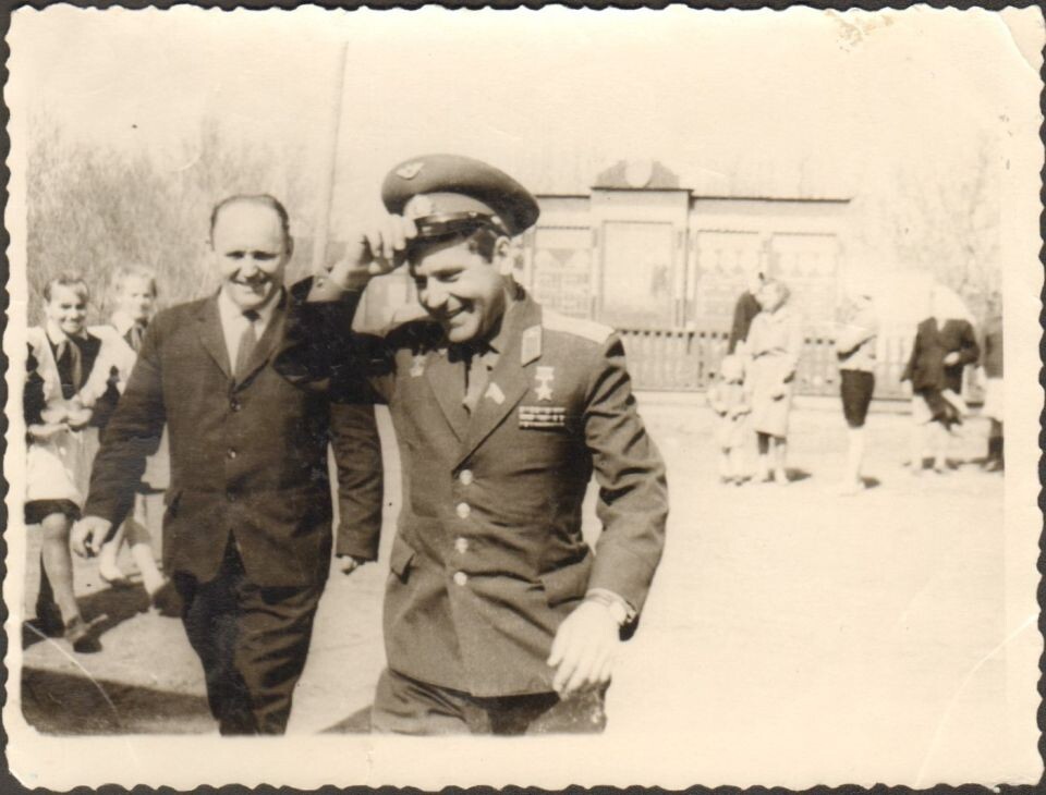    Титов Г.С. в гостях на родине в с. Полковниково. Период создания: 1965 г.. Источник: goskatalog.ru, архив АГКМ