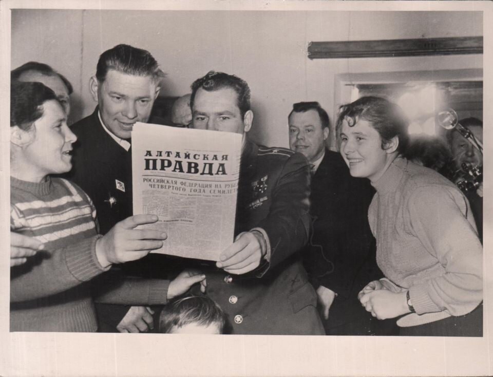    Г.С. Титов – космонавт-2, Герой Советского Союза, с учителями Налобихинской школы смотрит газету «Алтайская правда», где помещен его портрет. 19.12.1961 г.. Источник: goskatalog.ru, архив АГКМ, Калинин Н.Н.