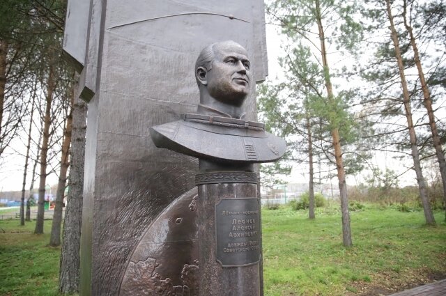    Бюст Алексею Леонову в селе Листвянка Тисульского района. Фото: правительство Кузбасса