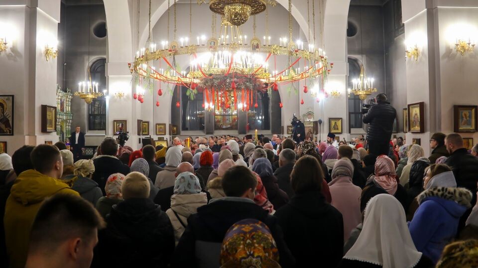    Ночная пасхальная служба в Александро-Невском соборе. Источник: Виталий Барабаш